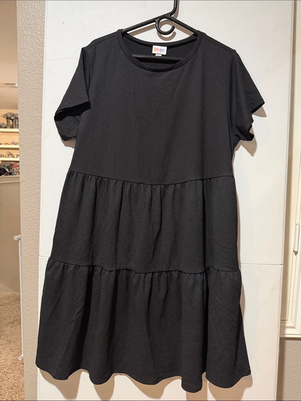 LuLaRoe BLACK Ariel Crepe Tiered Short-Sleeve Midi Dress